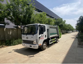 Large Compressed Garbage Truck