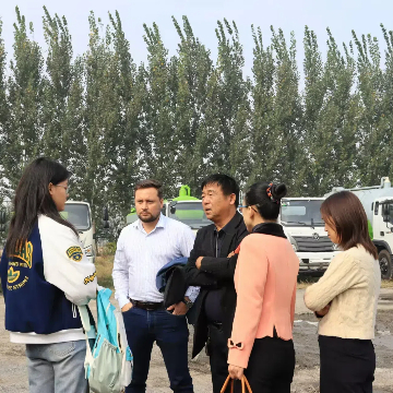 Customers come to visit the factory.jpg