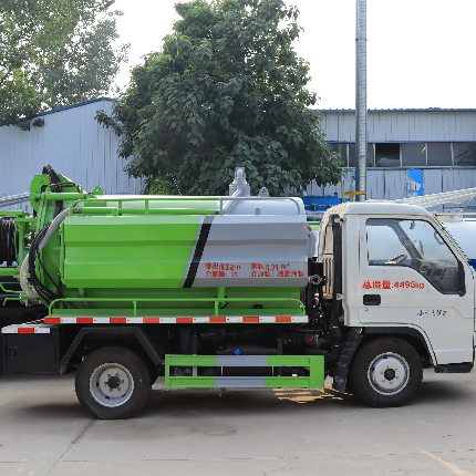 Small Cleaning And Suction Truck