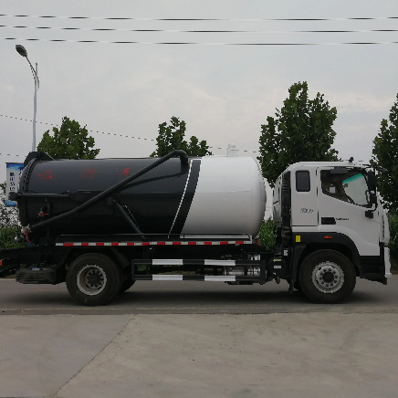 Medium Sized Sewage Suction Truck