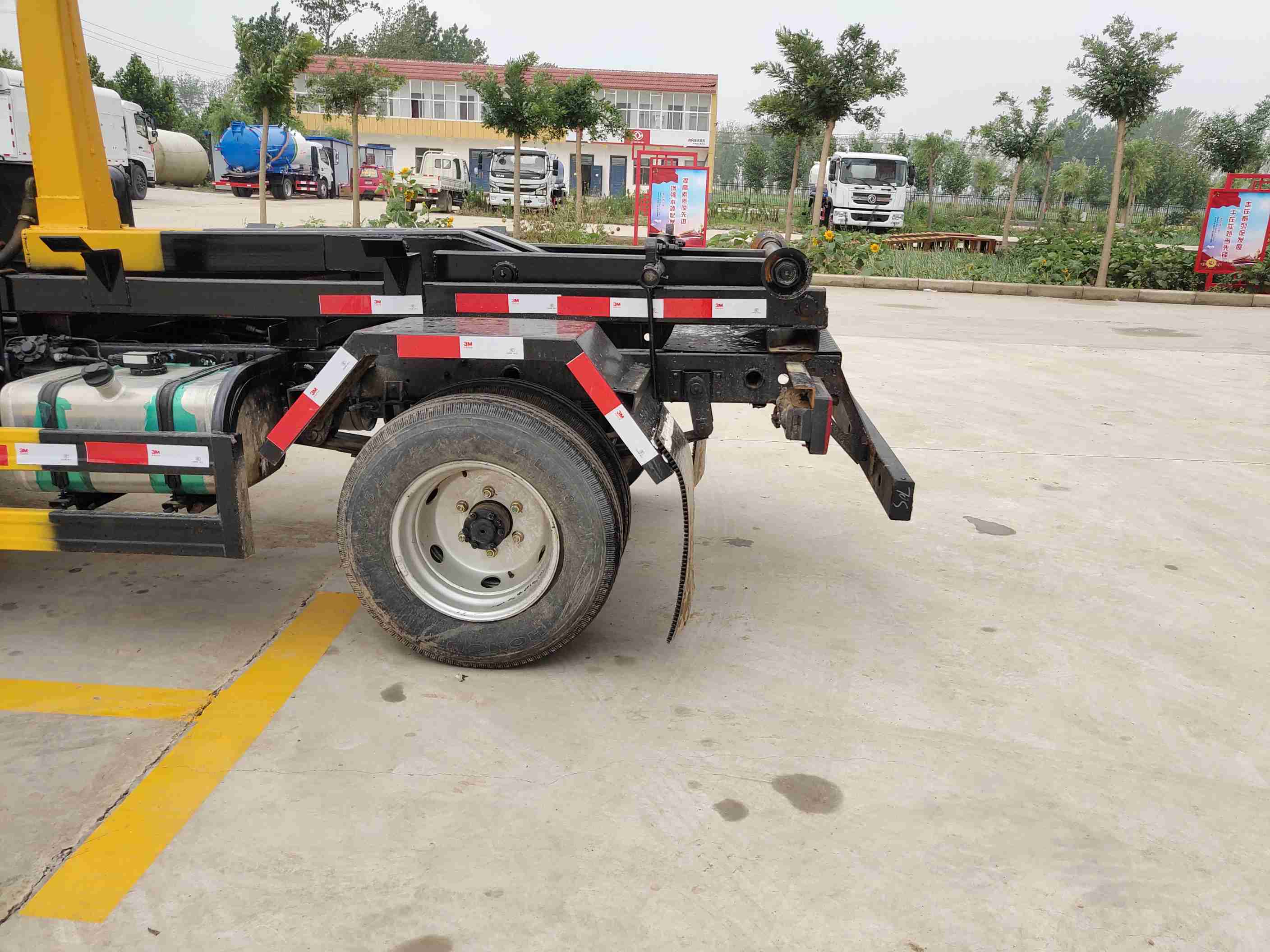  Hook Arm Garbage Truck 3 Cubic Meters