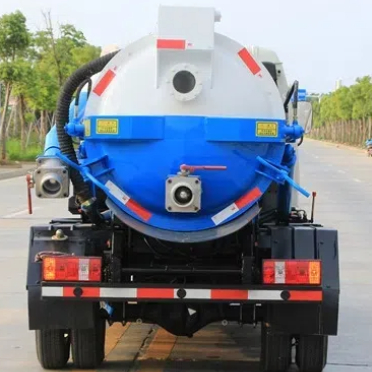 Small And Powerful Sewage Suction Truck