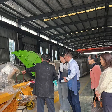 Customers come to visit the factory.jpg