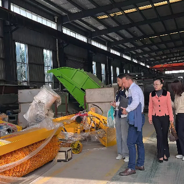 Customers come to visit the factory.jpg