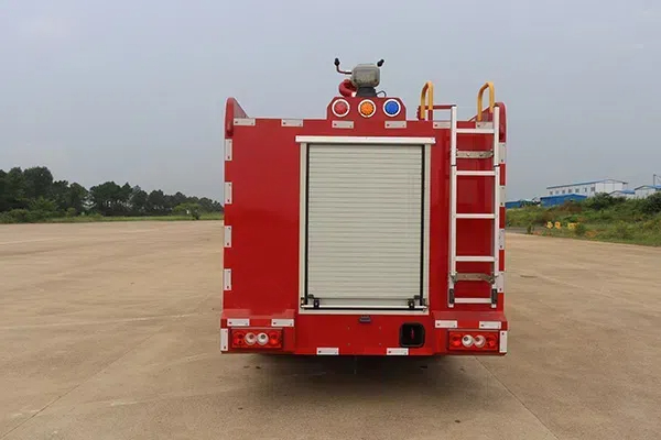 Medium Sized Water Tank Fire Truck.jpg