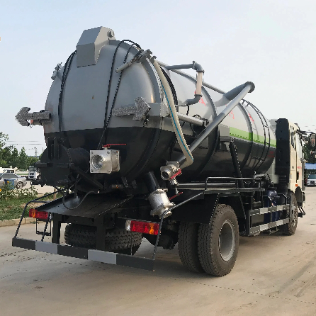 Large Scale Sewage Suction Truck.jpg