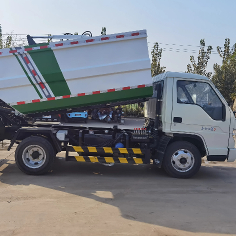 Medium Sized Self Loading And Unloading Garbage Truck