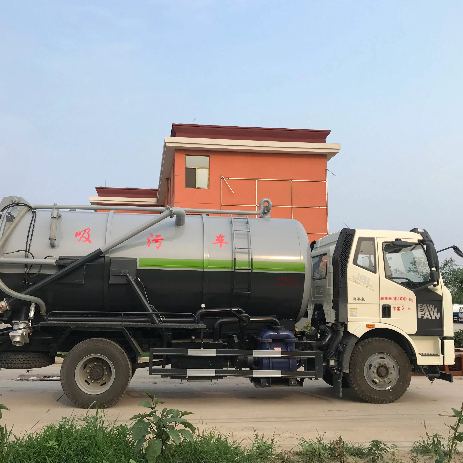 Large Scale Sewage Suction Truck.jpg