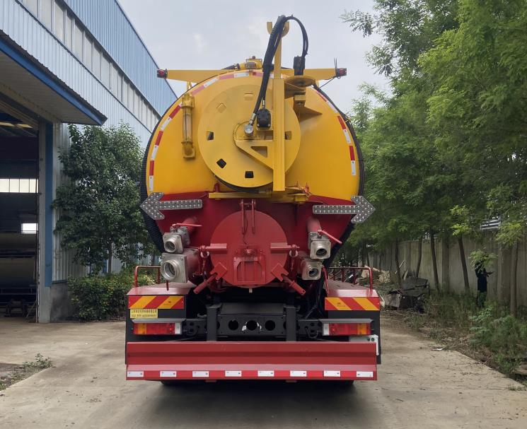 Municipal cleaning suction truck