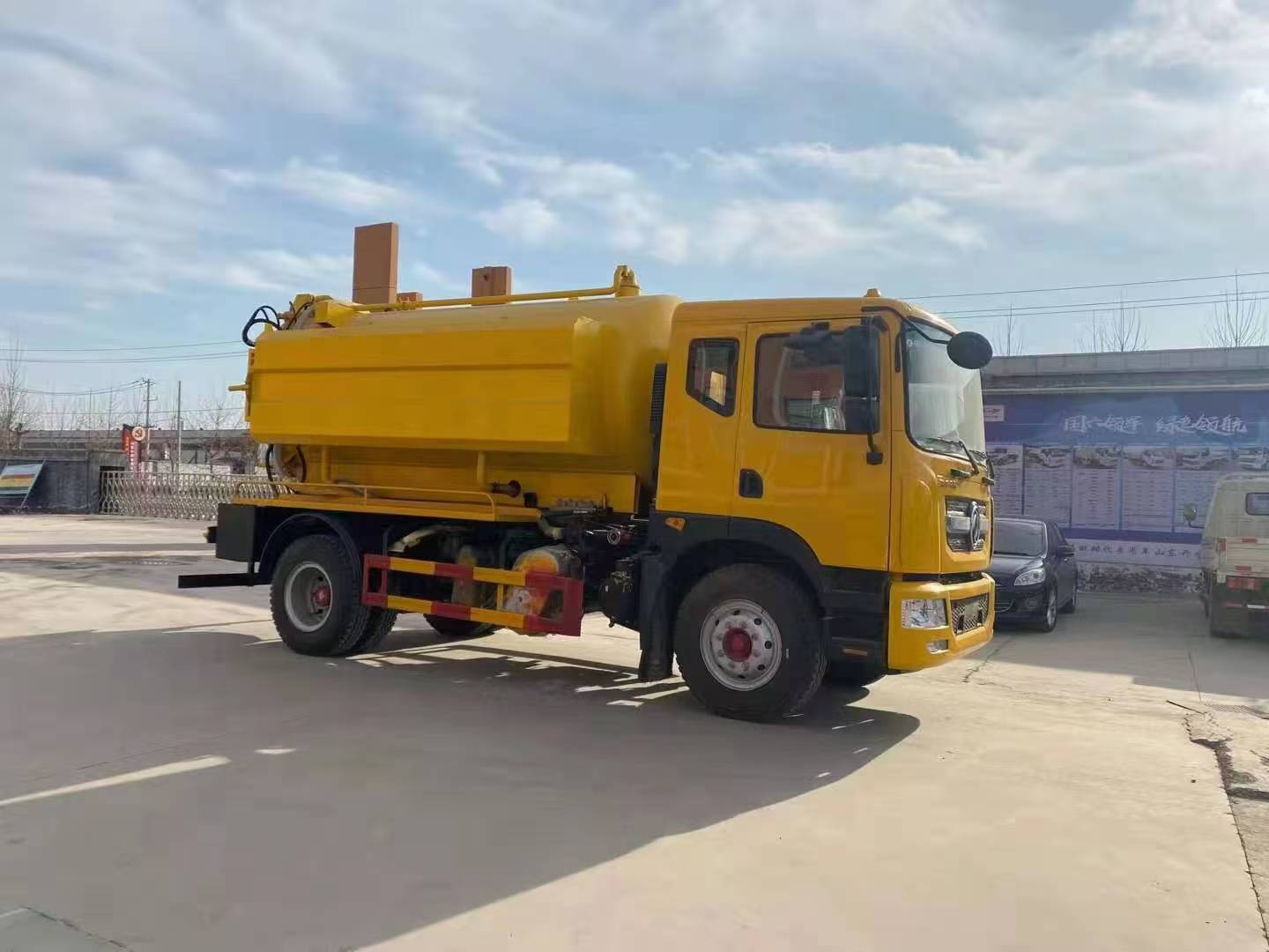 Efficient Cleaning And Suction Truck