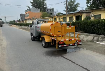 Small Sprinkler Truck.png