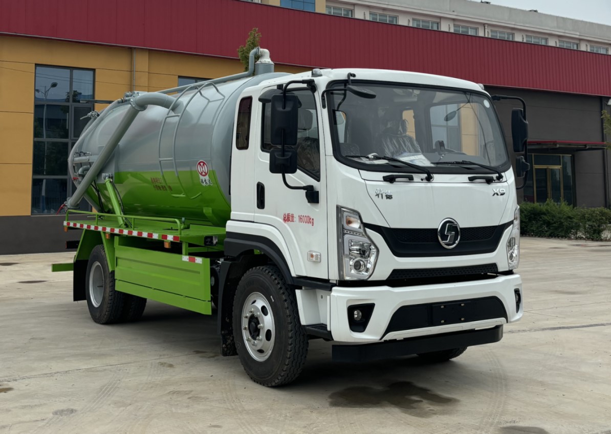 High end sewage suction truck.jpg