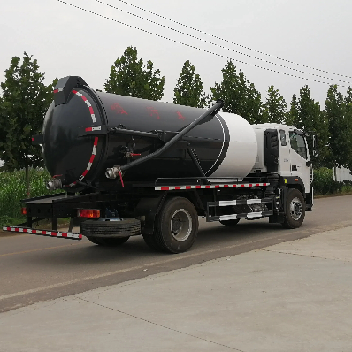 Medium Sized Sewage Suction Truck