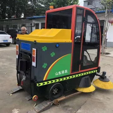 Mini sweeping car.jpg